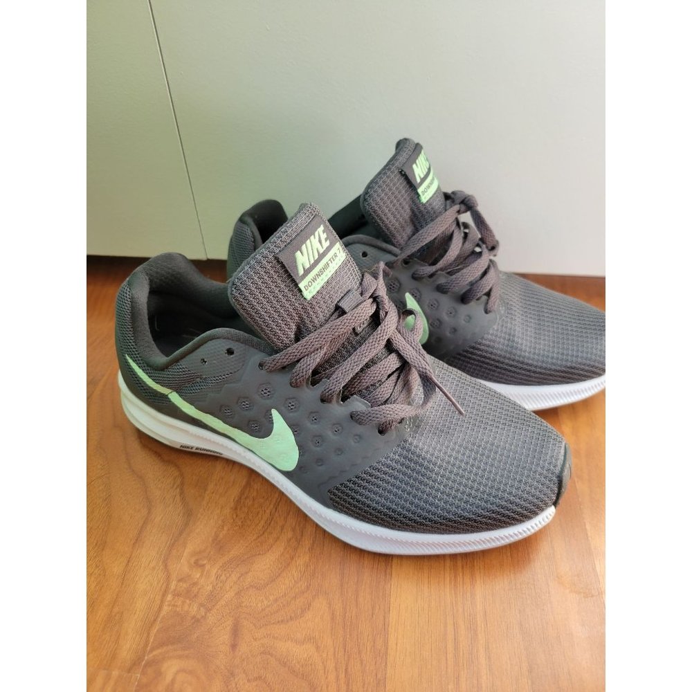 NIKE Womens Downshifter 7 Sz 6